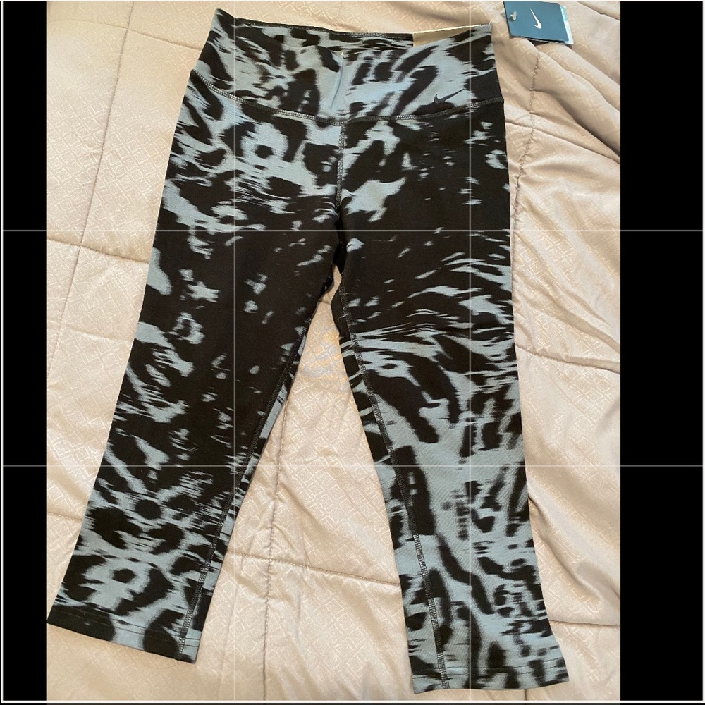 Nike Legend Tight Fit Capri Legging (s)